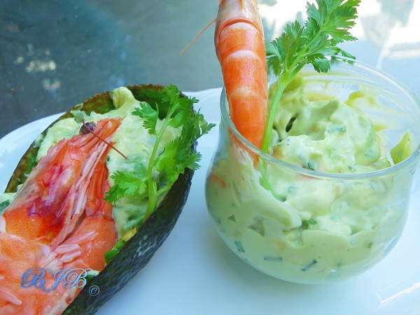 Avocado and prawns salad